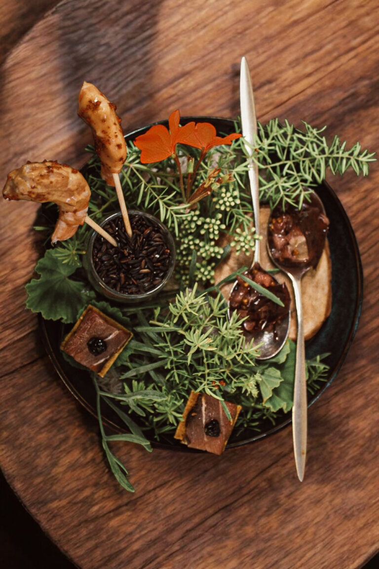 Assiette bistronomique créative servie à La Table des Rochers Ploumanac'h