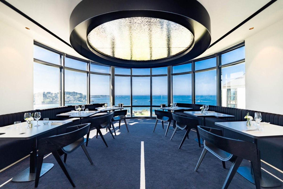 Vue depuis les baies vitrées du restaurant Le Bélouga à Perros-Guirec