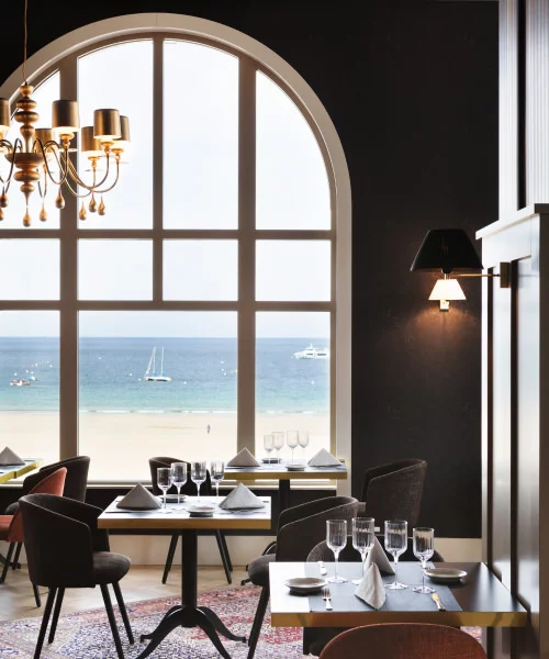 Ambiance rétro et vue mer au restaurant Le Joker Kasino Perros-Guirec