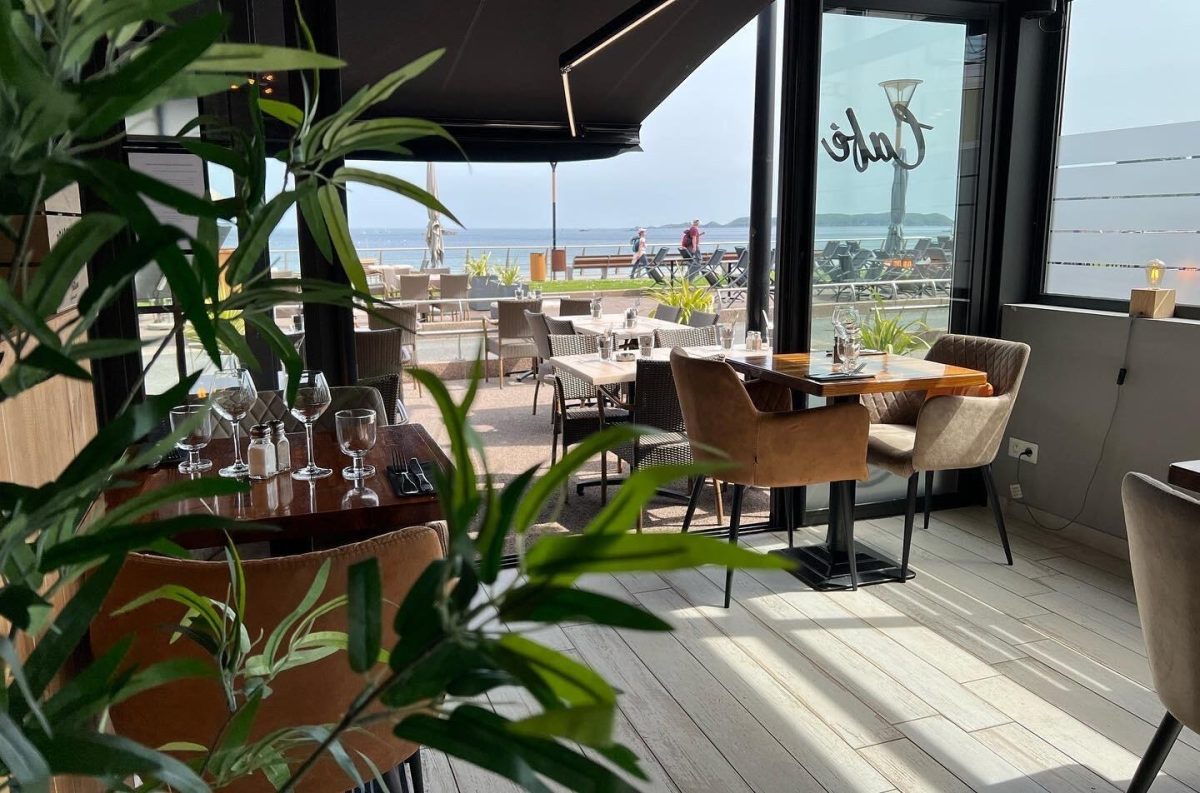 Terrasse de la brasserie Le Rétro face à la plage de Trestraou