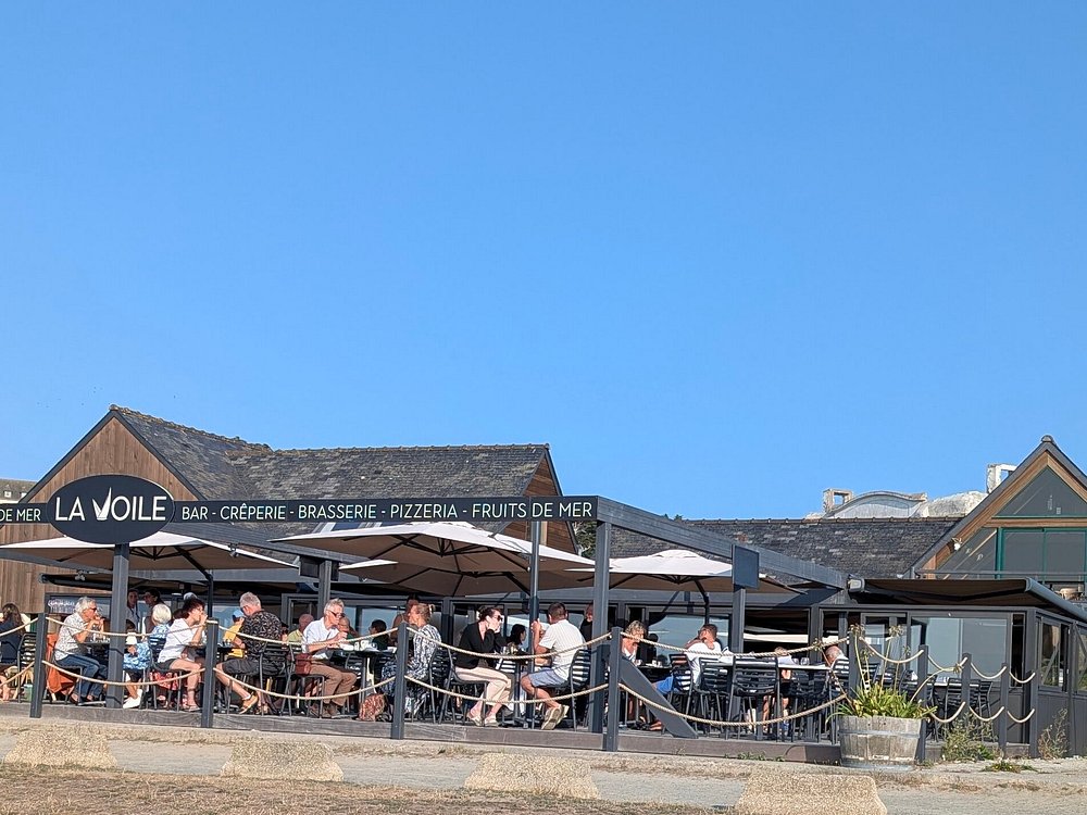 Salle du restaurant La Voile avec vue sur le port de Trébeurden
